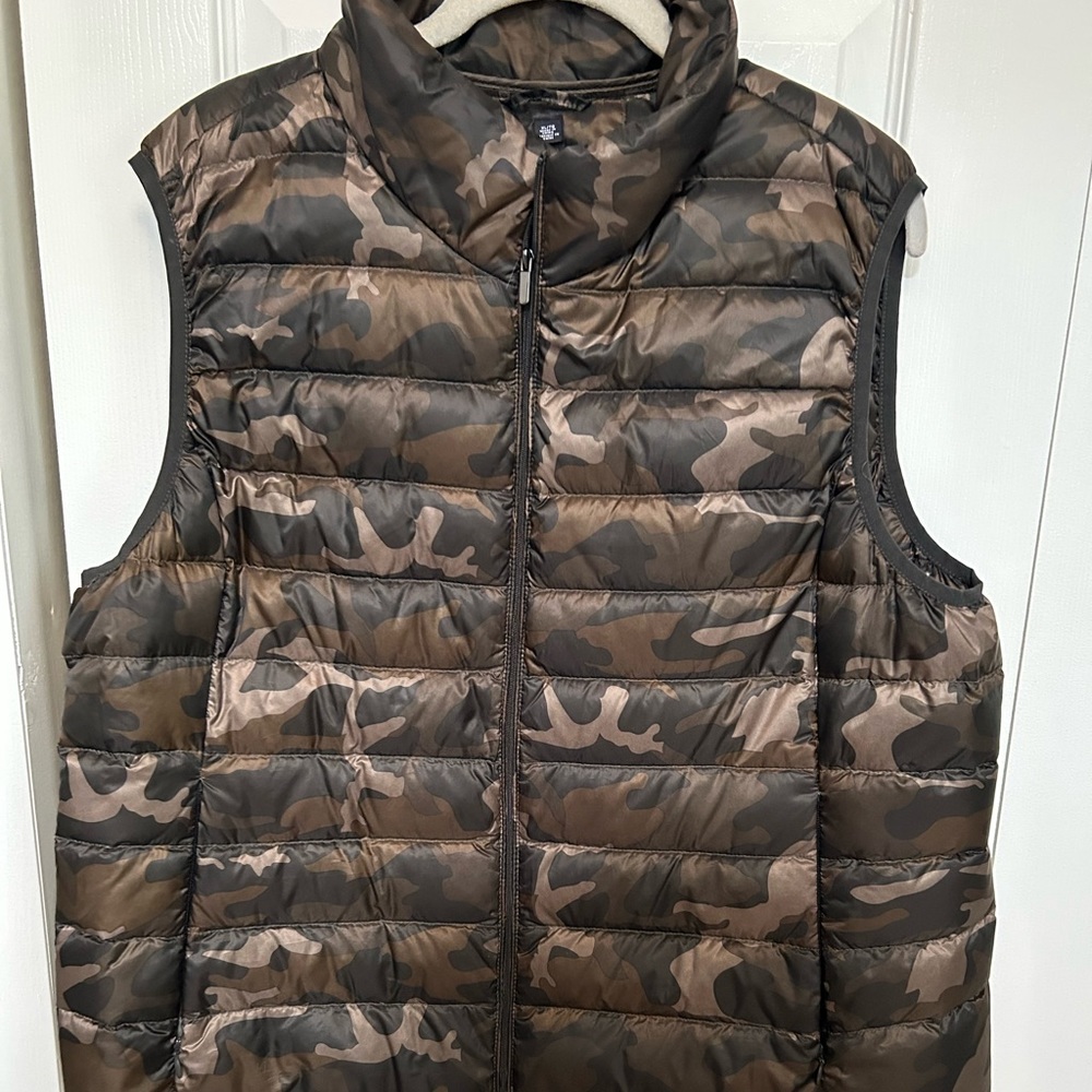 Camo vest with two zip pockets